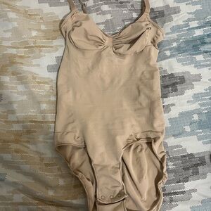 NWOT Skims Seamless Sculpt body suit